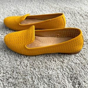 Size 6, Barely worn yellow flats. Comfortable but fit a little wide on my foot.